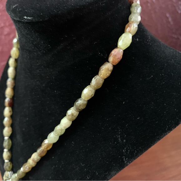 Semi-precious natural green and brown gemstone vintage necklace with pendant - Picture 6 of 9